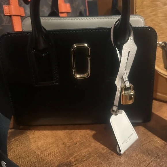 Marc Jacobs Black and White Crossbody Bag with Gold Hardware - Picture 7 of 9